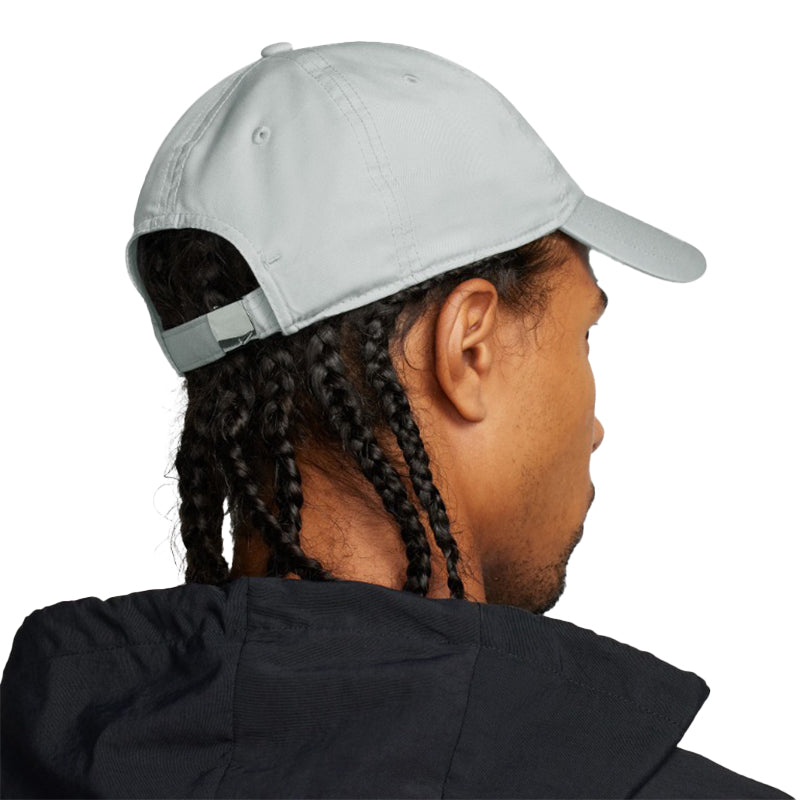 Nike Dri-FIT Club Unstructured Metal Swoosh Cap